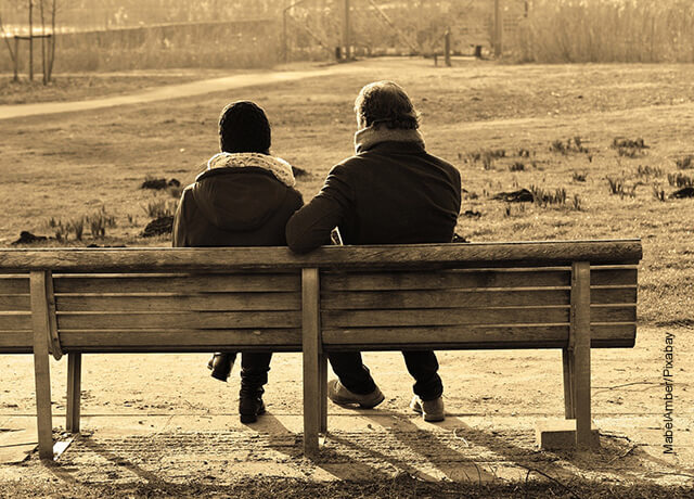 Foto de una pareja sentada en un parque hablando