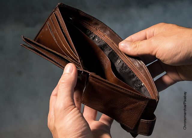 Foto de una billetera abierta que está vacía