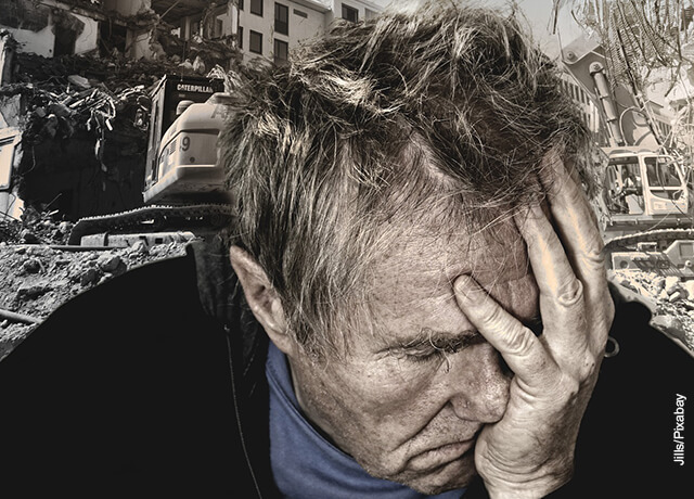 Foto de un hombre tomándose preocupado la cara