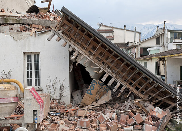 Foto de una casa destruida que demuestra qué significa soñar con un temblor