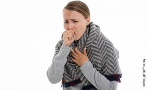 Foto de una mujer tosiendo
