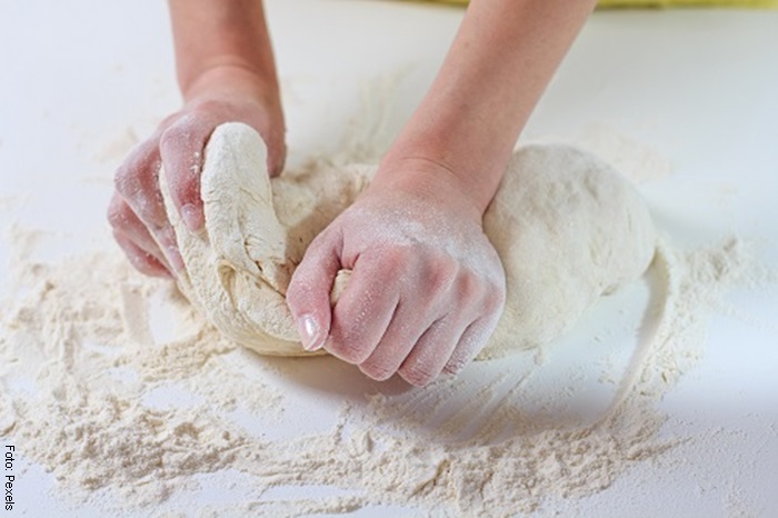 Foto de unas manos amasando harina