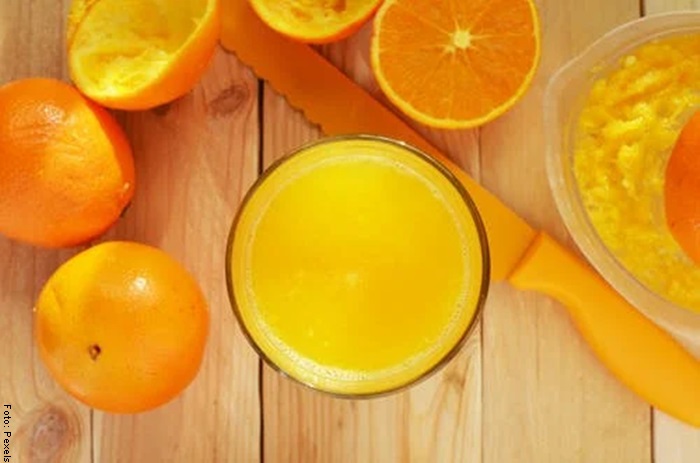 Foto de zumo de naranja para ilustrar receta de torta de naranja