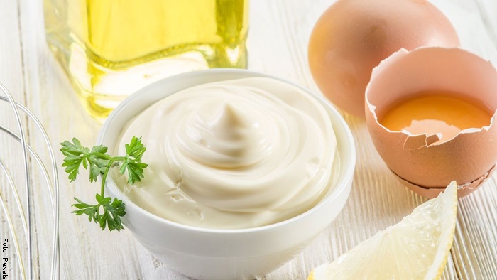 Foto de un frasco de mayonesa para ilustrar tratamientos caseros para el cabello
