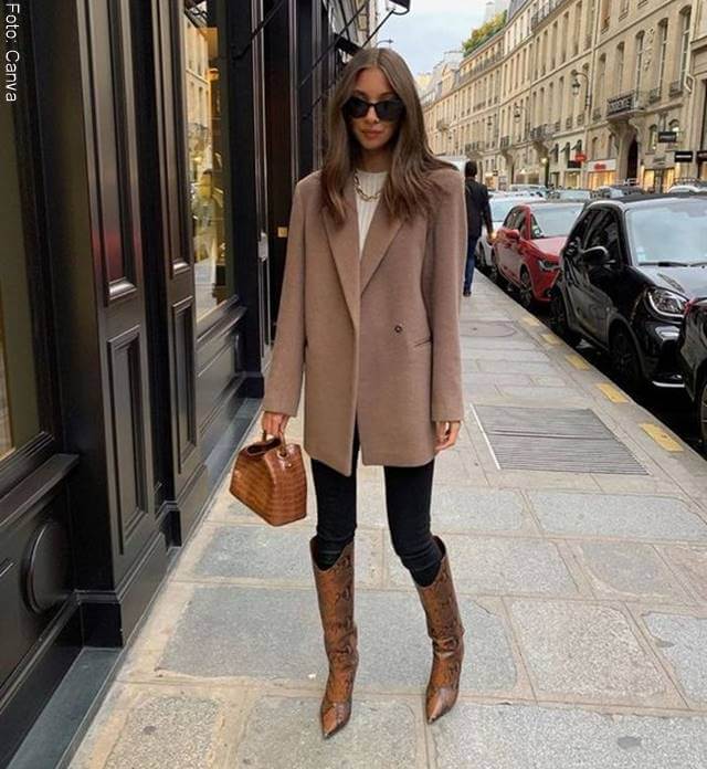 Foto de chica con botas altas