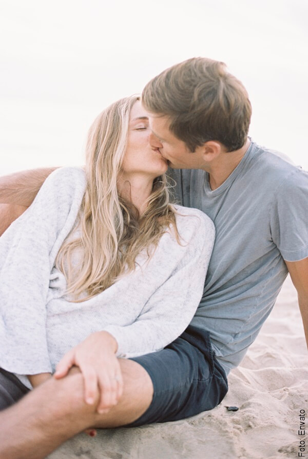 foto pareja besándose en la playa