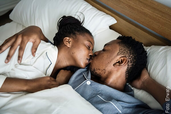 foto pareja besándose en la cama