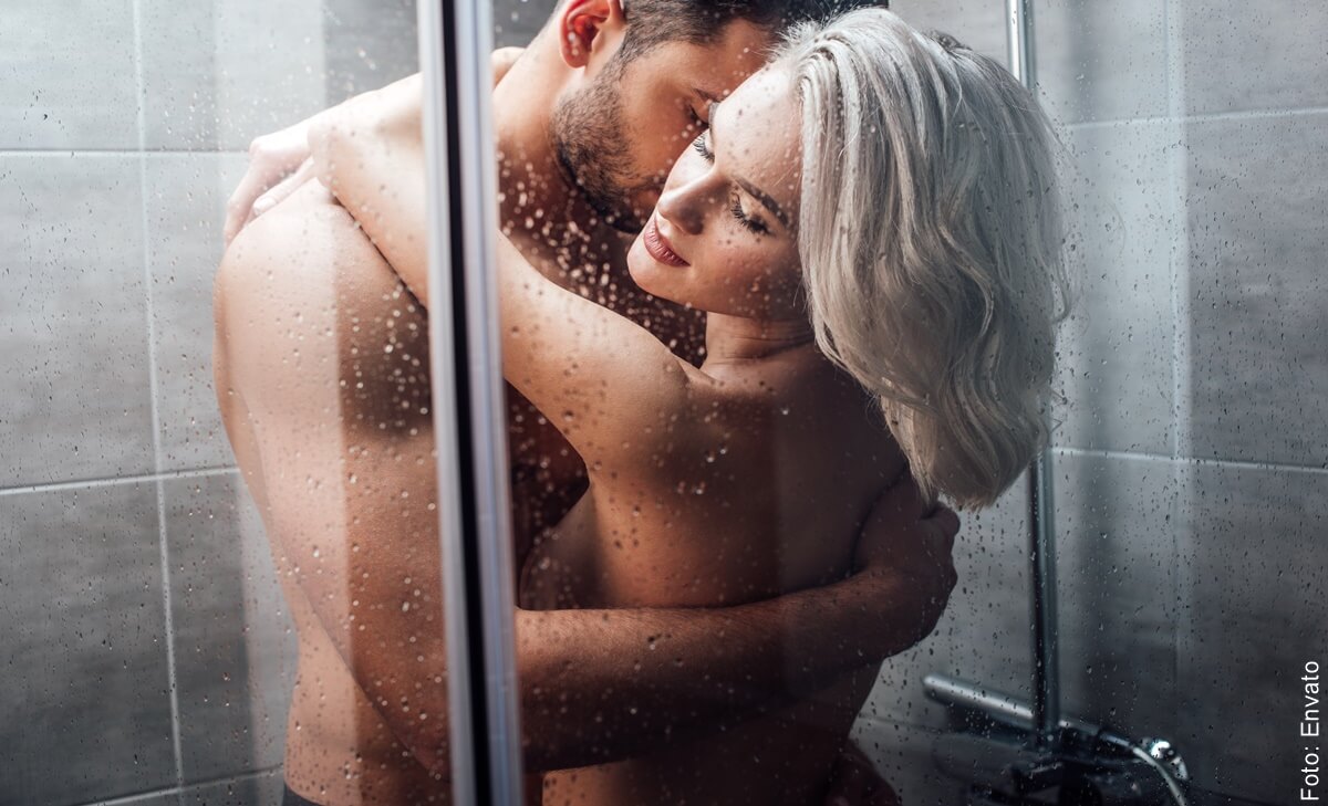 Bañarse en pareja tiene sus beneficios, ¡conócelos!
