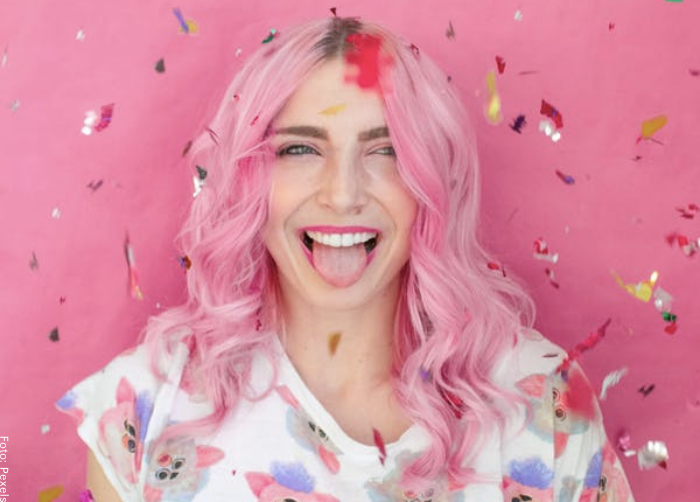 Foto de una mujer con el pelo rosado