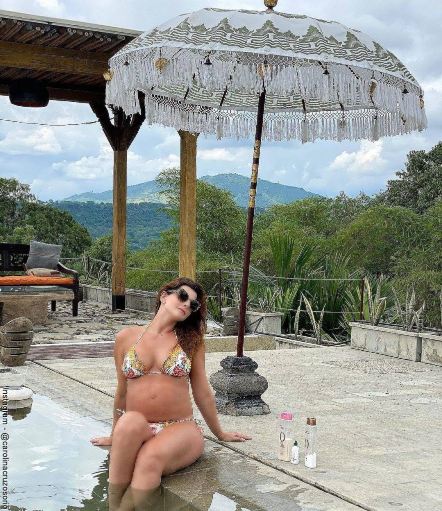 Foto de Carolina Cruz disfrutando de un día en la piscina