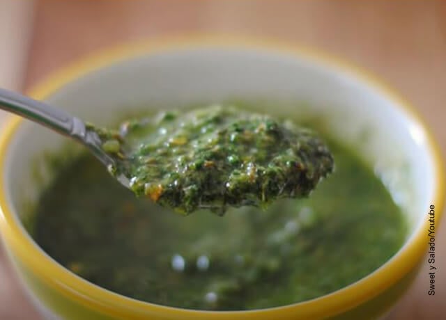 Foto de salsa verde en una cuchara