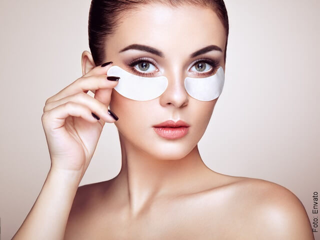 foto de mujer con mascarilla bajo los ojos