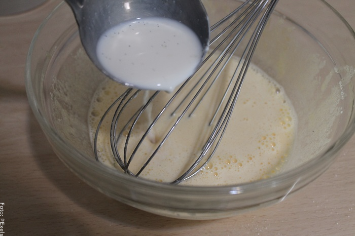 Foto de una mezcla con leche para ilustrar cómo hacer arequipe