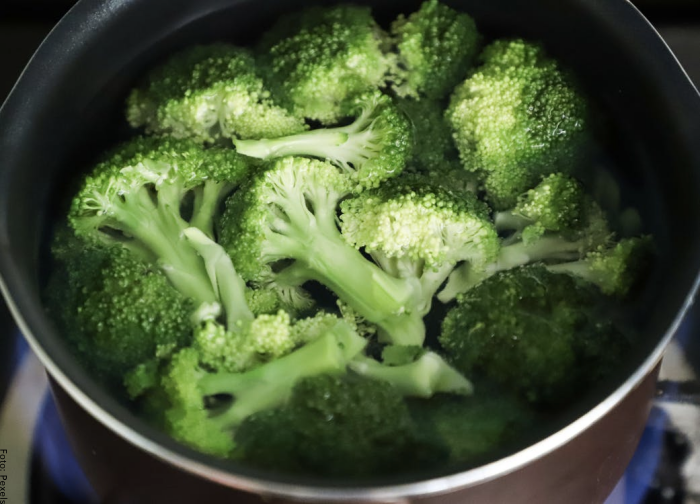 Foto de una olla con brócoli para ilustrar cómo hacer brócoli