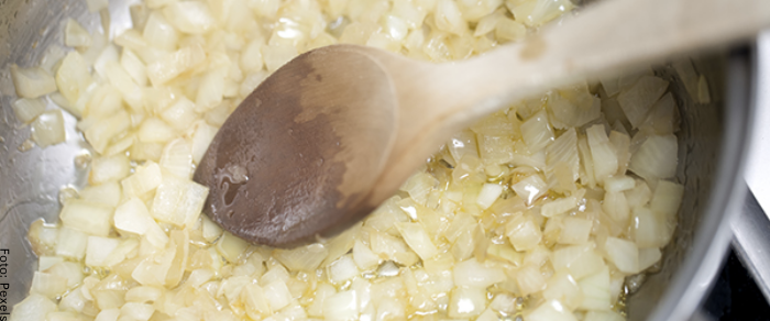 Foto de la cebolla y el ajo en una olla con aceite