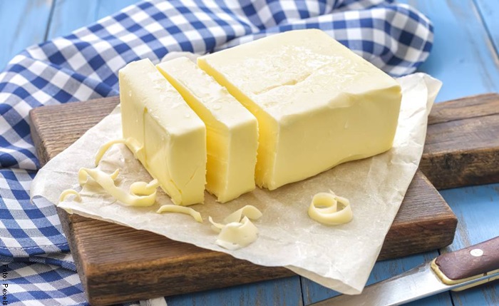 Foto de un trozo de mantequilla para ilustrar cómo hacer crema de leche