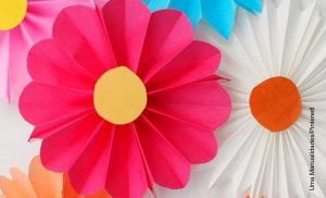 Foto de una manualidad que ilustra cómo hacer flores en cartulina