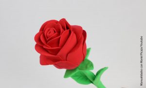 Foto de una rosa que muestra cómo hacer flores en foami