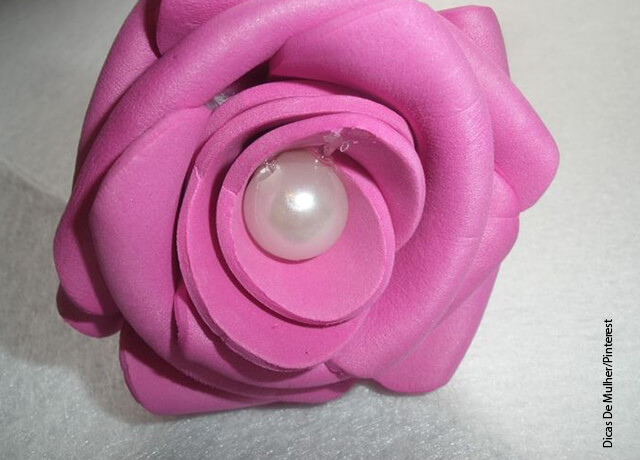 Foto de una rosa que muestra cómo hacer flores en foami