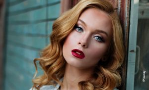 Foto de una mujer rubia mirando a la cámara que muestra cómo hacer ondas en el cabello