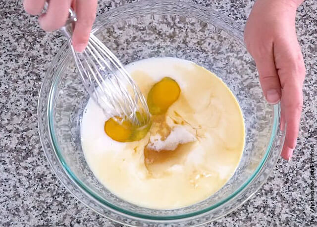 Foto de bol con leche, harina y huevos que ilustra cómo hacer pancakes