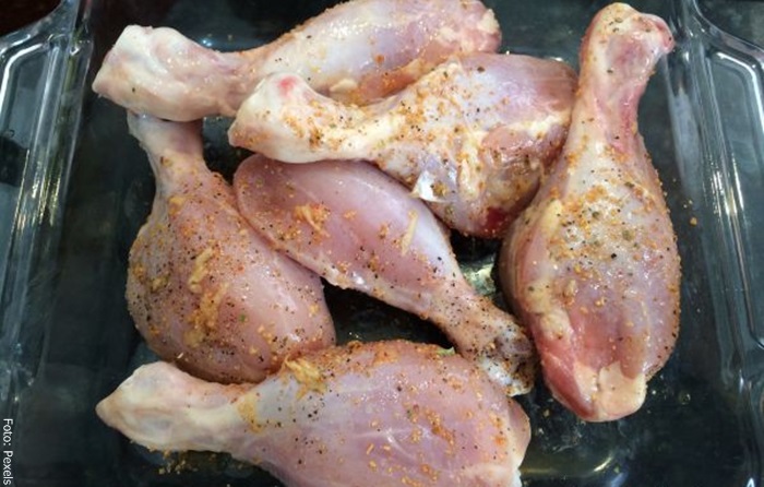 Foto de pollo sazonado para ilustrar cómo hacer pollo apanado