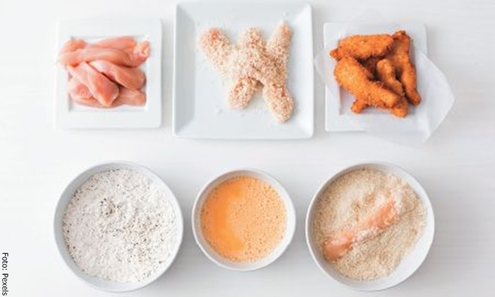 Foto e los ingredientes para ilustrar cómo hacer pollo apanado