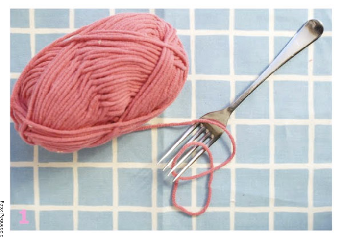 Foto de el tenedor con la lana para ilustrar cómo hacer pompones