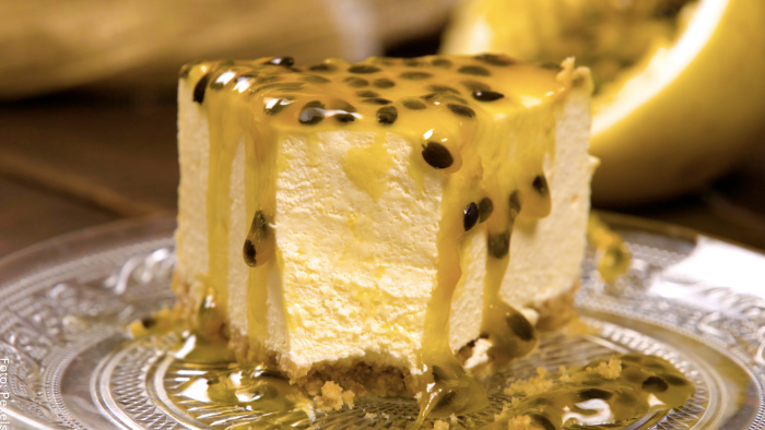 Foto de una porción de postre de maracuyá