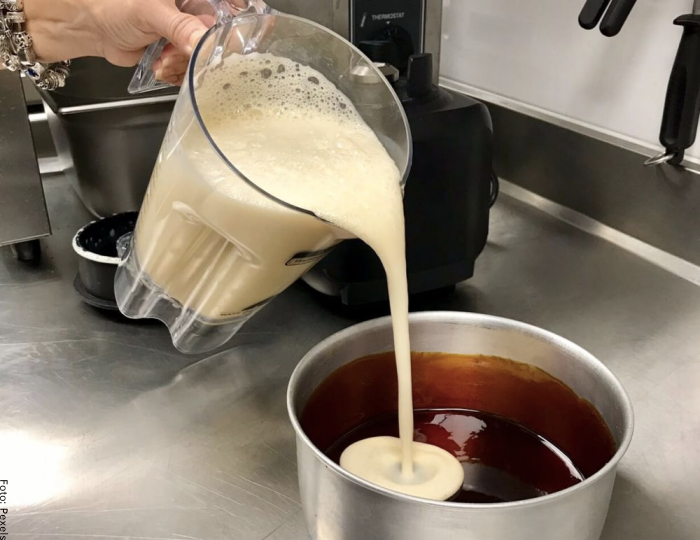 Foto de cómo poner la mezcla de quesillo en el molde