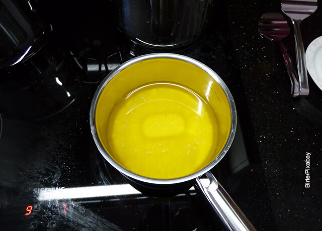 Foto de mantequilla derretida en una olla