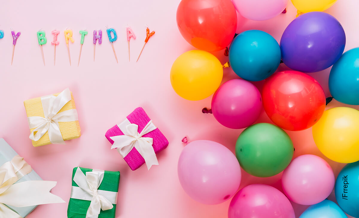Foto de la decoración para un cumpleaños que muestra cómo hacer un arco de globos