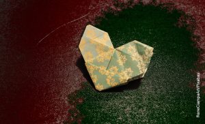 Foto de una hoja con origami que muestra cómo hacer un corazón de papel