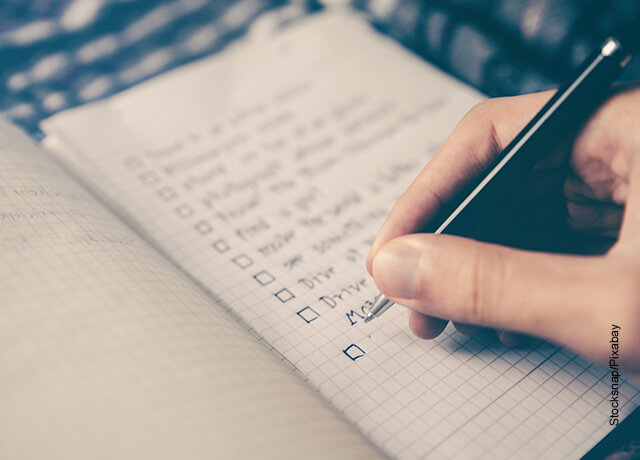 Foto de una persona escribiendo en un cuaderno