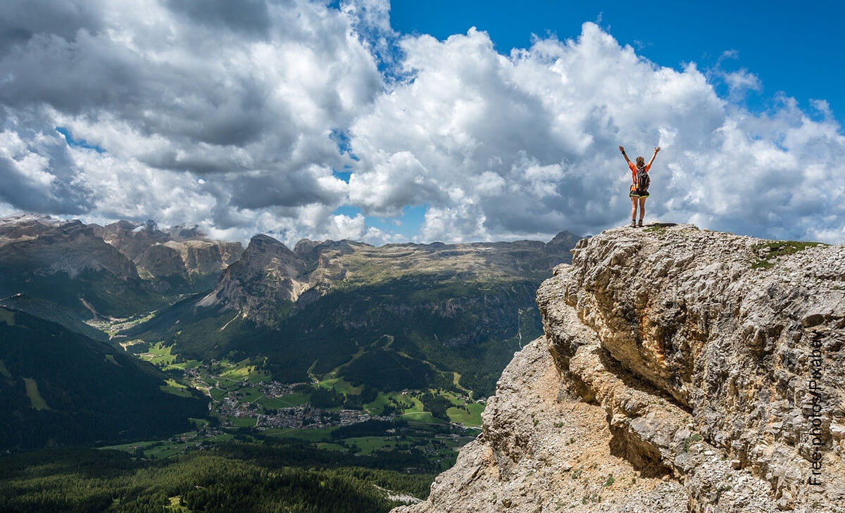 Foto de una mujer en una montaña que ilustra cómo hacer un objetivo