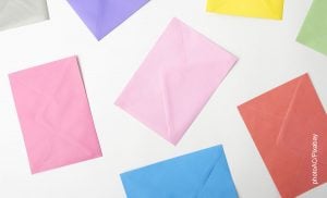 Foto de varios sobres de papel de colores