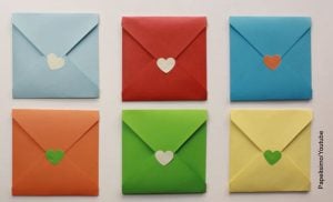 Foto de sobres de papel de colores