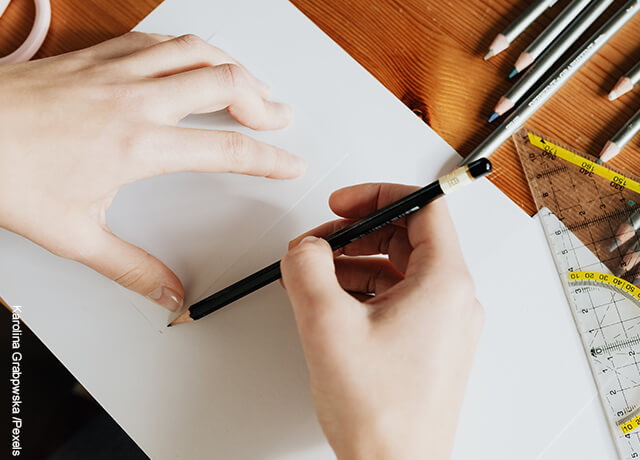 Foto de una mujer dibujando sobre una hoja que ilustra cómo hacer una ruleta