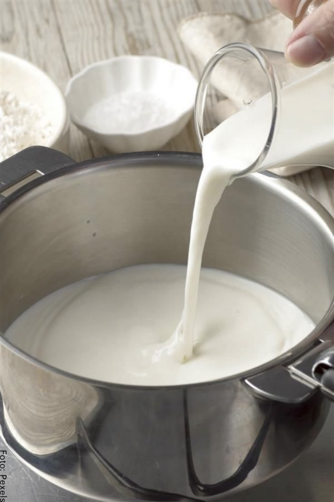 Foto de una olla con leche para ilustrar cómo hacer yogurt casero