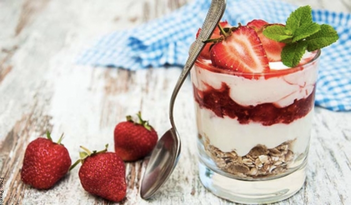 Foto de yogurt con fruta y cereal