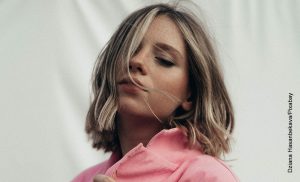 Foto de una mujer rubia que muestra los cortes de cabello corto en la mujer
