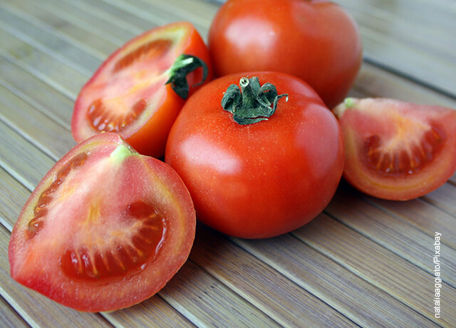 Foto de tomates cortados sobre una mesa