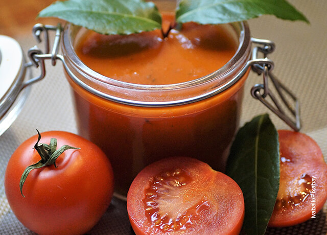 Foto de un recipiente de crema de tomates