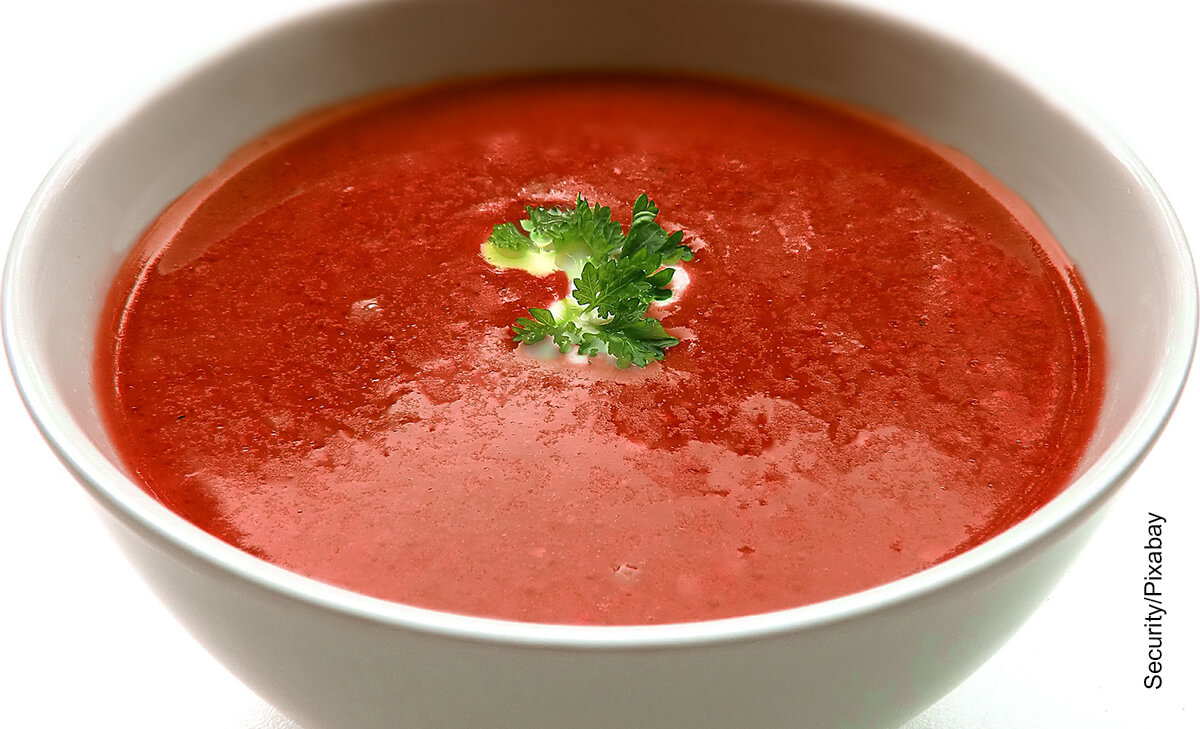 Foto de una sopa en un plato que muestra la crema de tomate receta fácil de hacer