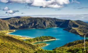 Foto de un paisaje con una laguna que muestra el cuidado de la biodiversidad