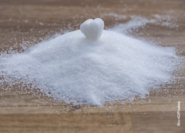 Foto de azúcar blanca sobre una mesa
