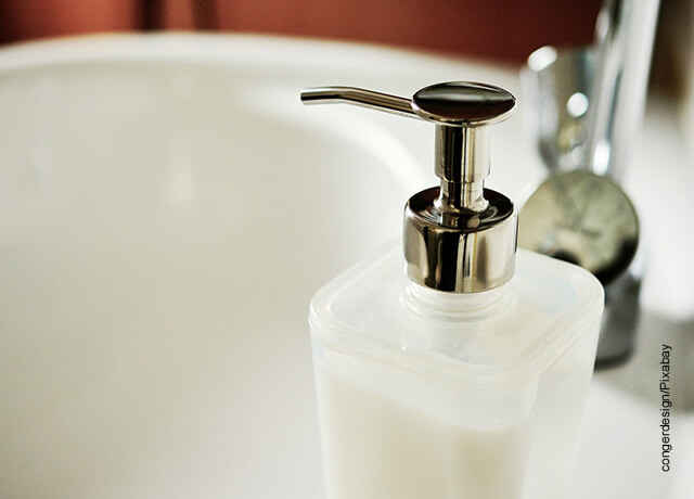 Foto de un recipiente con jabón de manos neutro