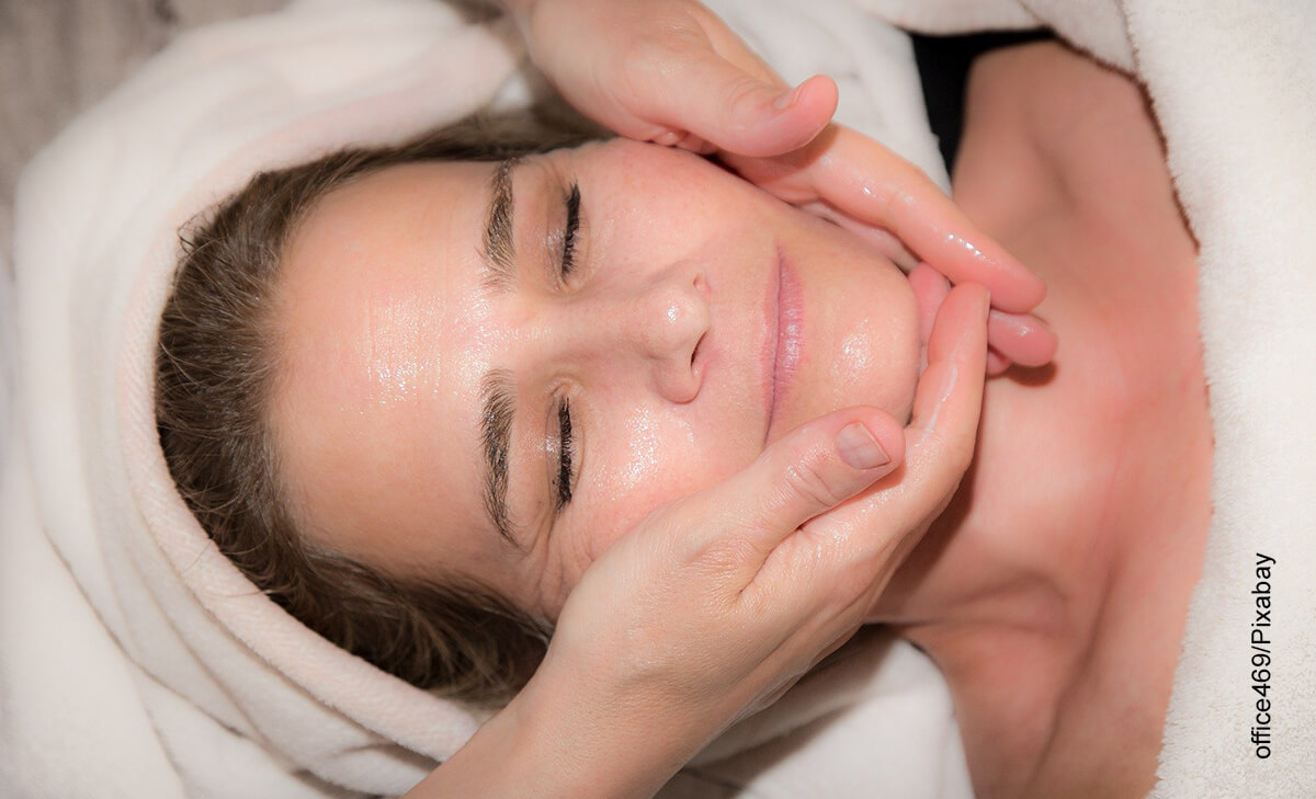 Foto de una mujer recibiendo un masaje facial