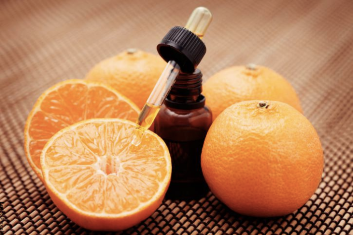Foto de una botella de aceite de naranja para ilustrar para qué sirve el aceite de naranja