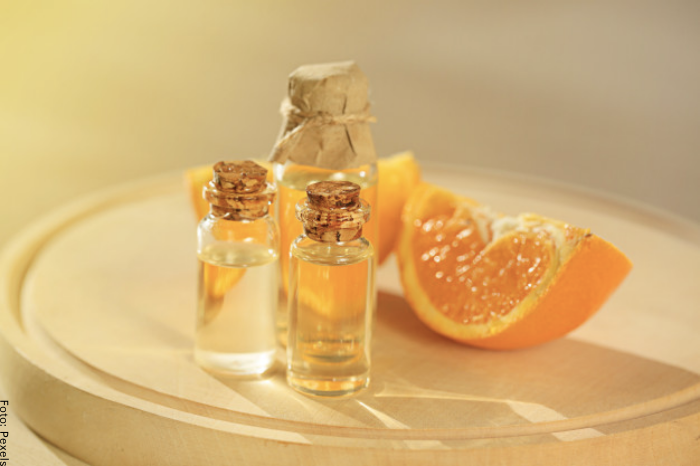 Foto de aceite de naranja en frascos
